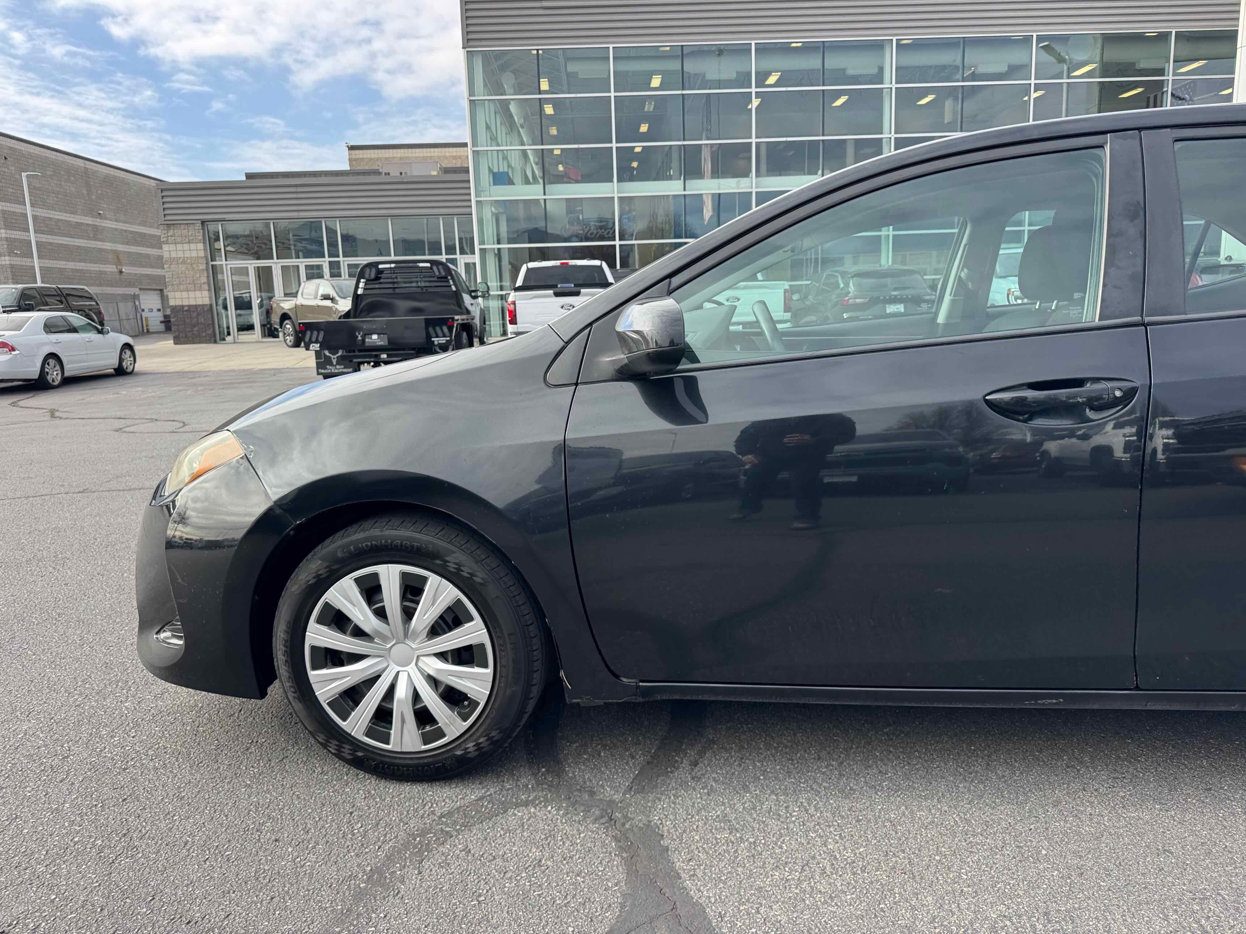Used 2018 Toyota Corolla LE image 2