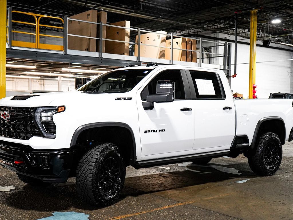 Used 2025 Chevrolet Silverado 2500 ZR2 w/ Technology Package AWD/4WD image 3