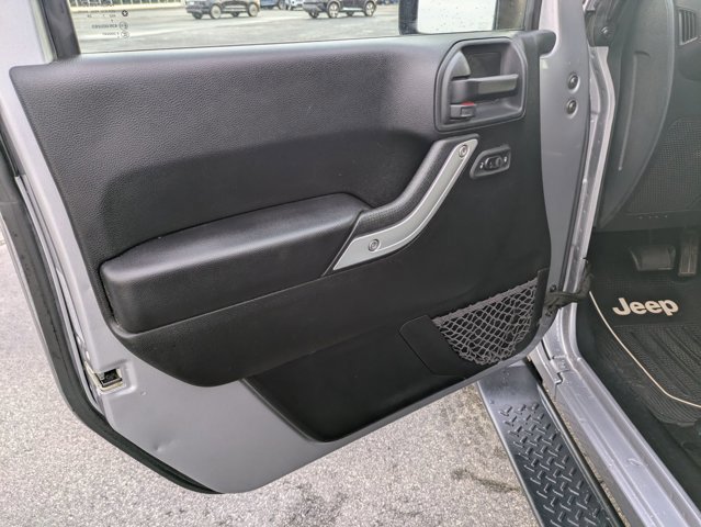 Used 2017 Jeep Wrangler Unlimited Sahara w/ Connectivity Group image 12