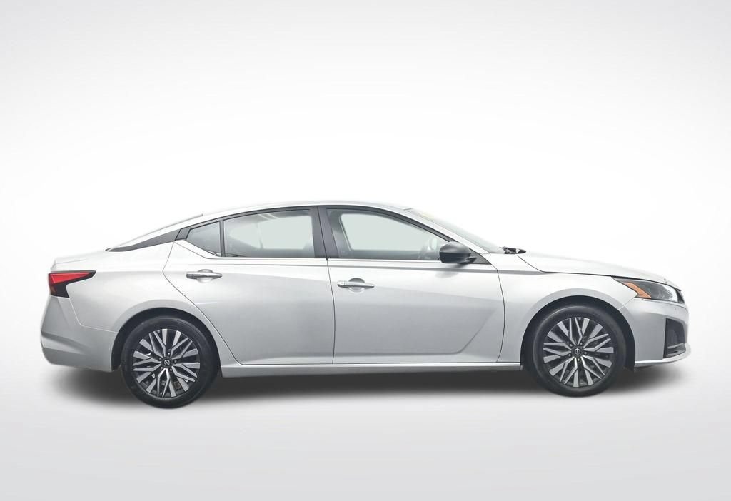 Used 2024 Nissan Altima 2.5 SV FWD image 4