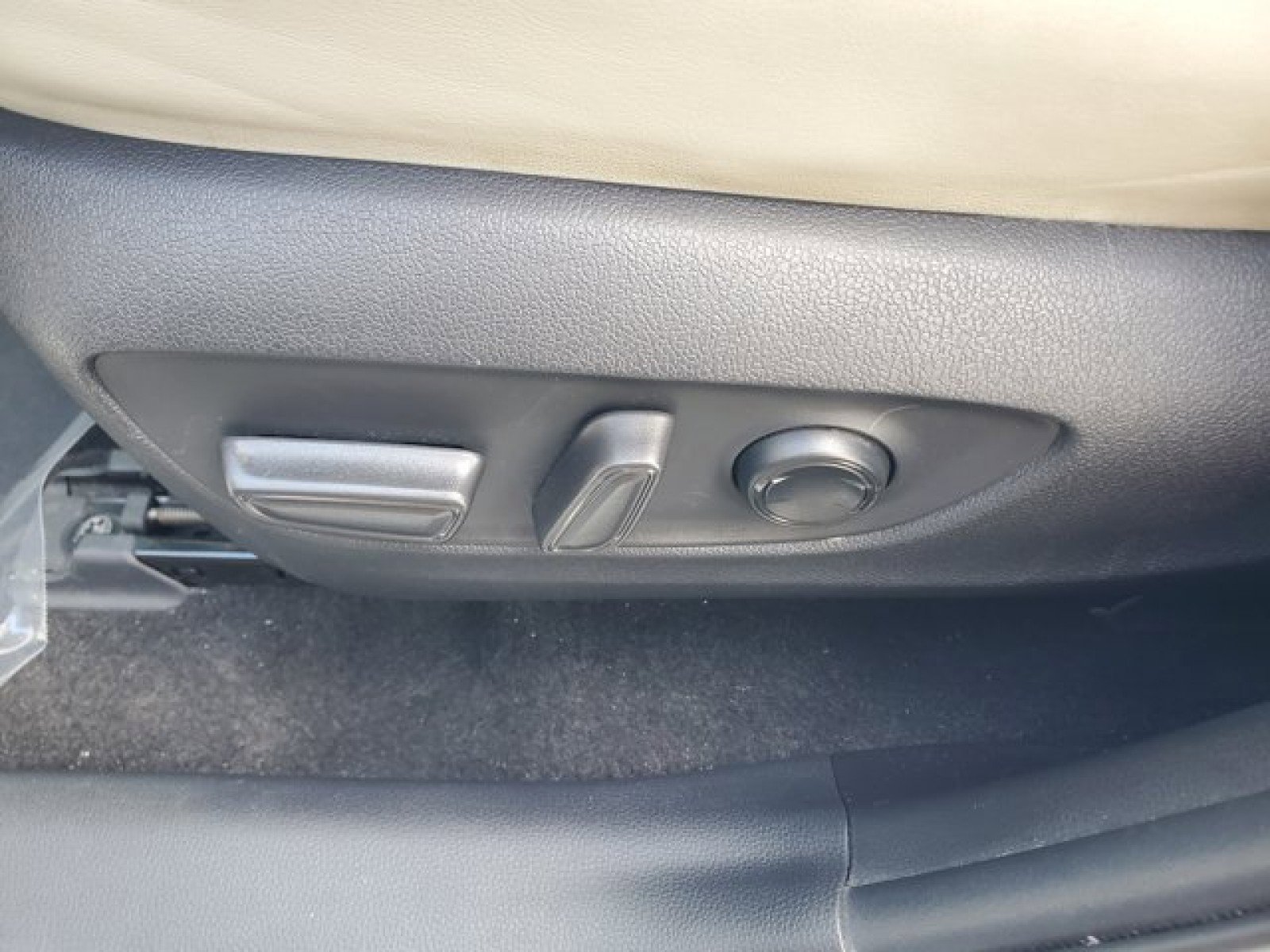 Used 2021 Toyota RAV4 XLE Premium image 13