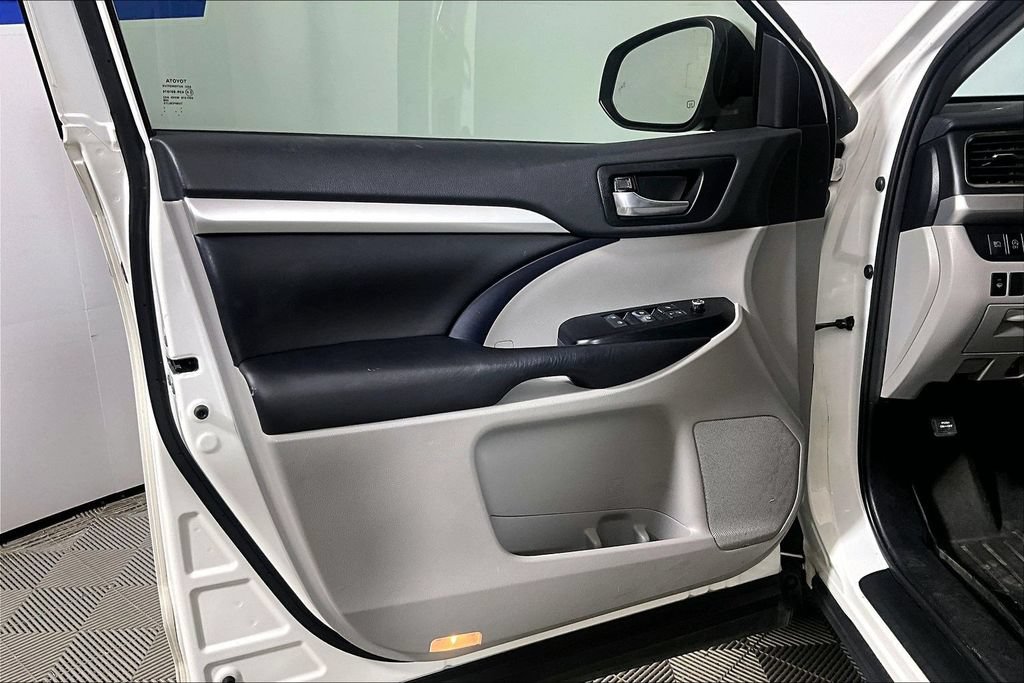 Used 2019 Toyota Highlander XLE FWD image 18