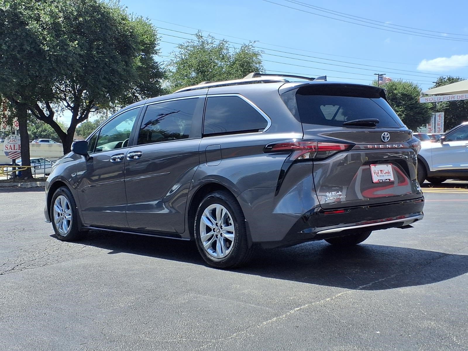 Used 2025 Toyota Sienna Limited AWD/4WD image 8