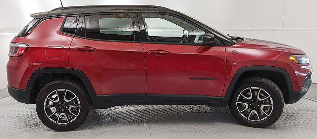 Used 2025 Jeep Compass Trailhawk AWD/4WD image 2