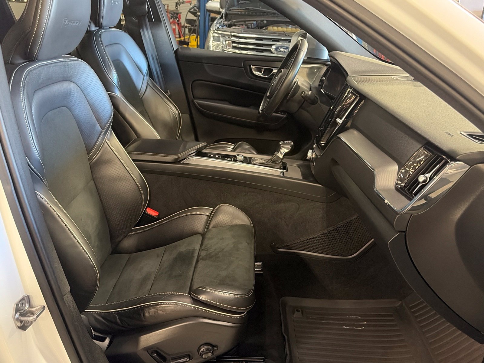 Used 2019 Volvo XC60 T6 R-Design w/ Protection Package Premier AWD/4WD image 20