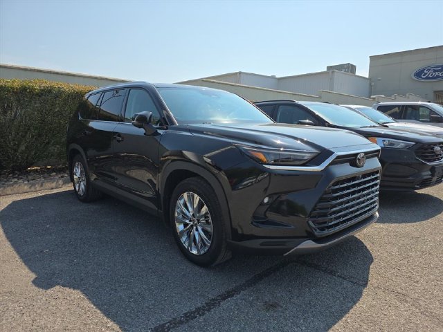 Used 2025 Toyota Grand Highlander AWD image 2