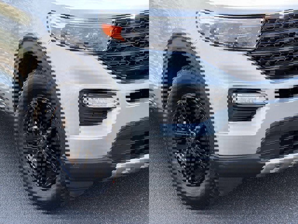 Certified 2022 Ford Explorer XLT w/ Equipment Group 202A image 10