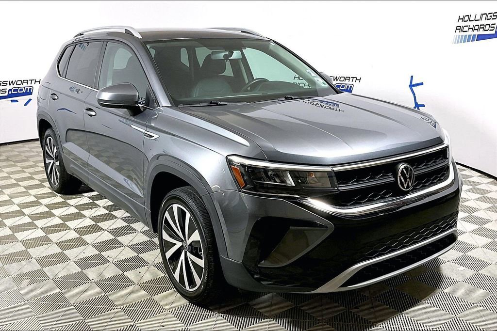 Used 2022 Volkswagen Taos SE FWD image 3