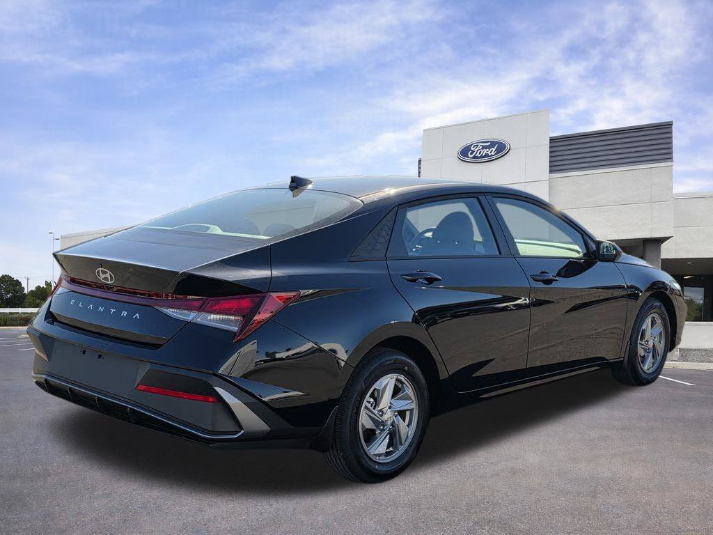 Used 2026 Hyundai Elantra SE FWD image 8