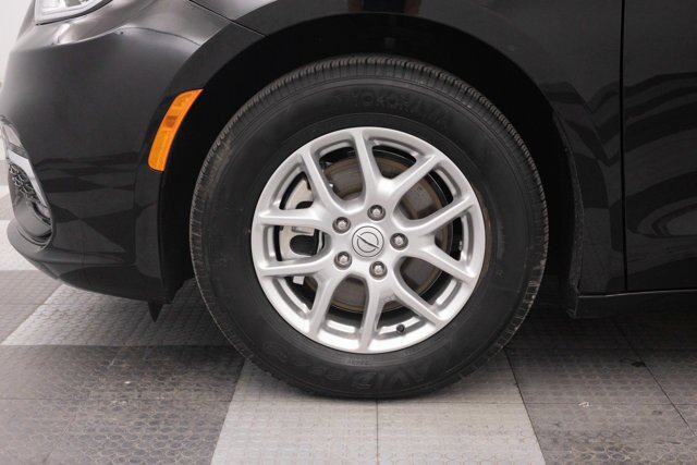 Used 2025 Chrysler Pacifica Select FWD image 17