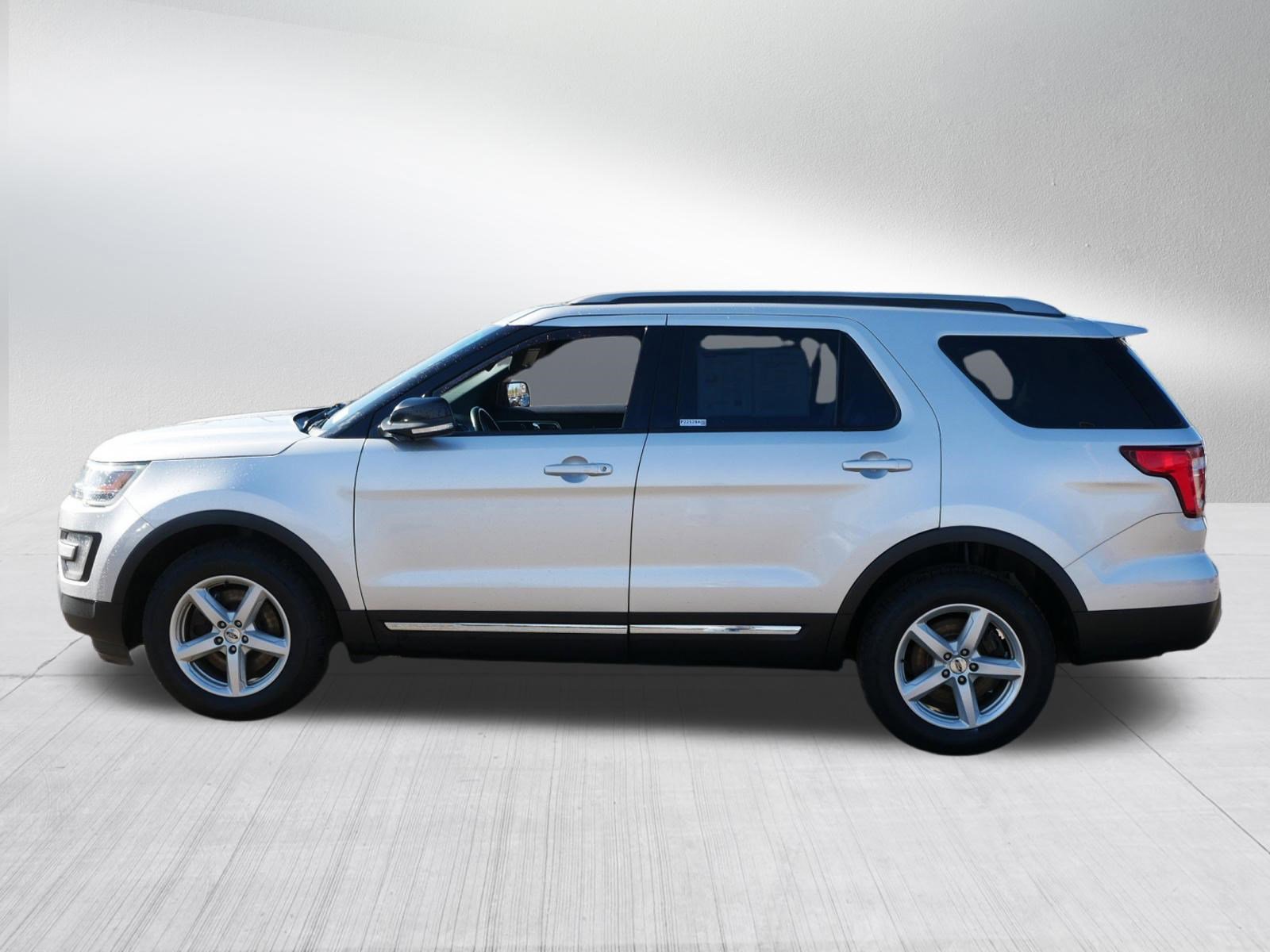 Certified 2017 Ford Explorer XLT w/ Equipment Group 202A AWD/4WD image 4