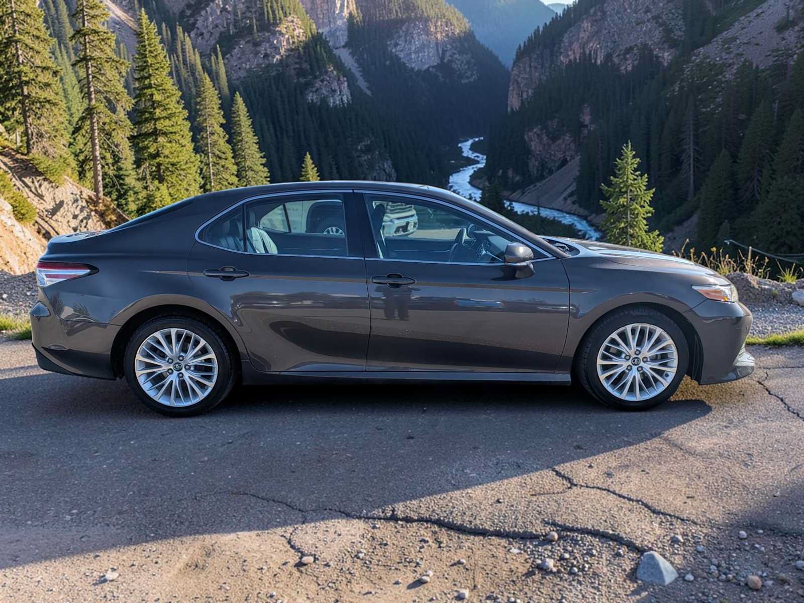 Used 2018 Toyota Camry XLE FWD image 7