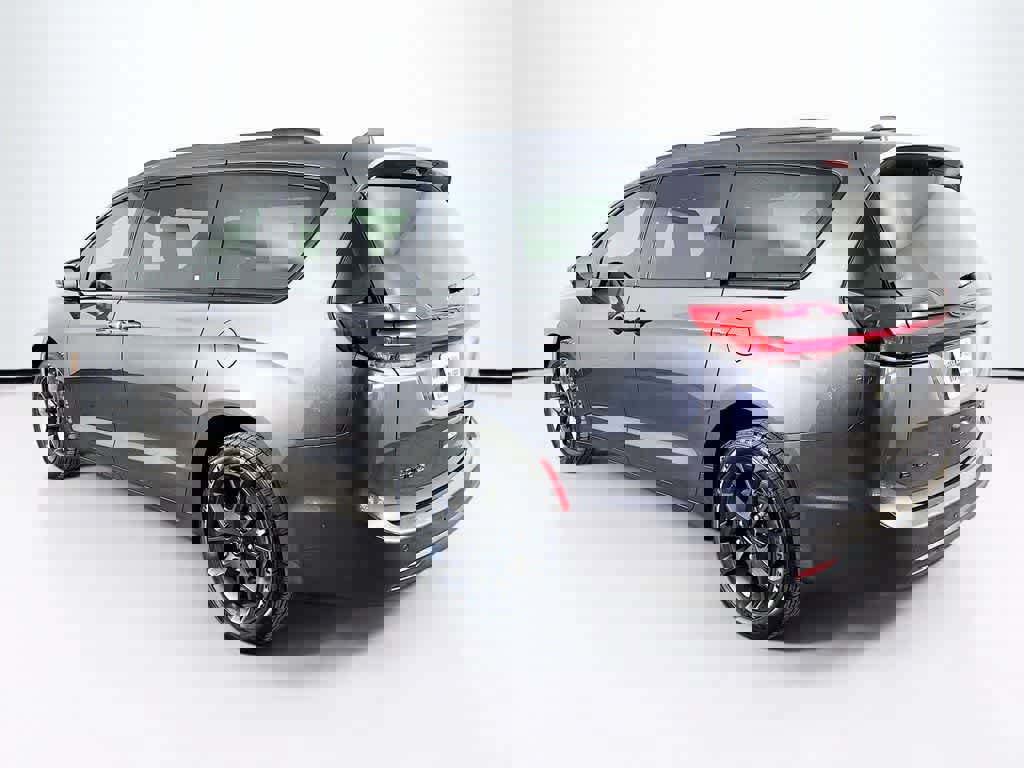 Used 2022 Chrysler Pacifica Limited w/ Uconnect Theater Family Group image 3