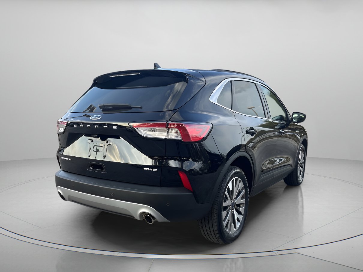 Certified 2022 Ford Escape Titanium image 3