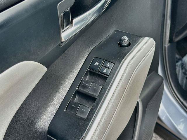 Used 2022 Toyota Highlander XLE FWD image 15