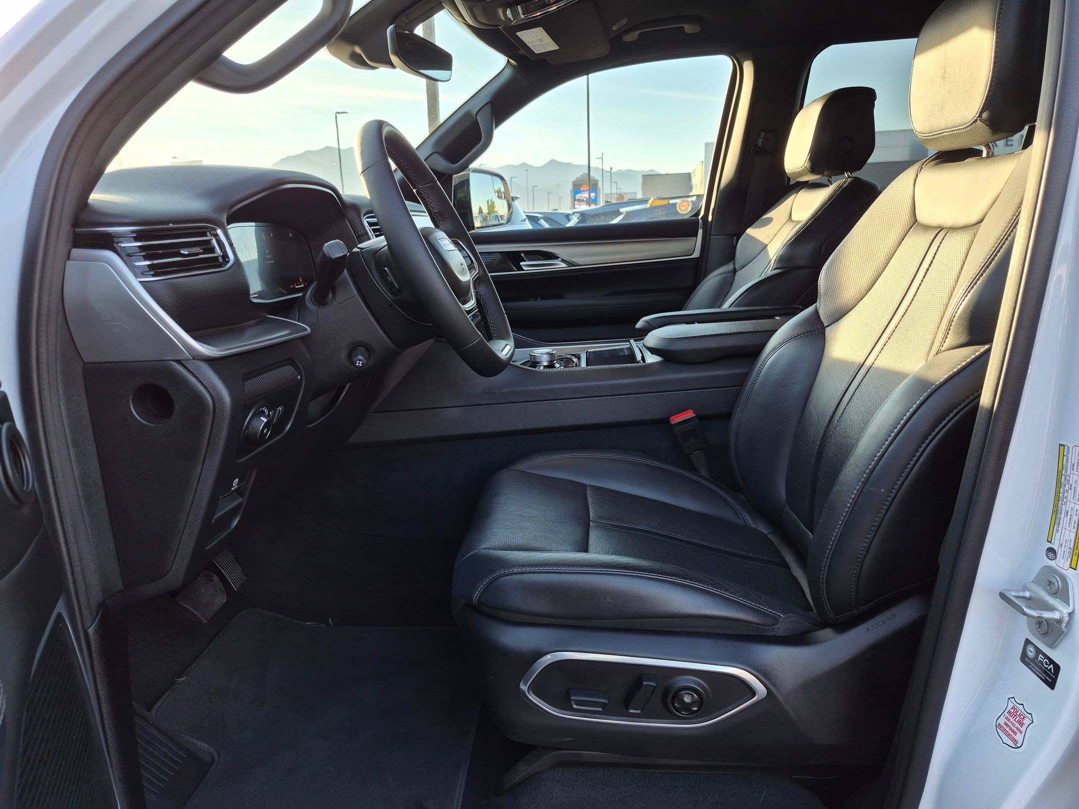 Used 2025 Jeep Wagoneer L Series II AWD/4WD image 18