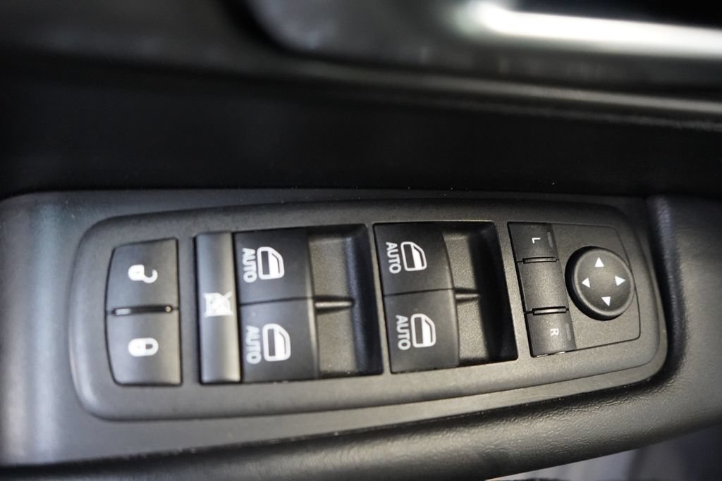 Used 2025 Chrysler Pacifica Select FWD image 25