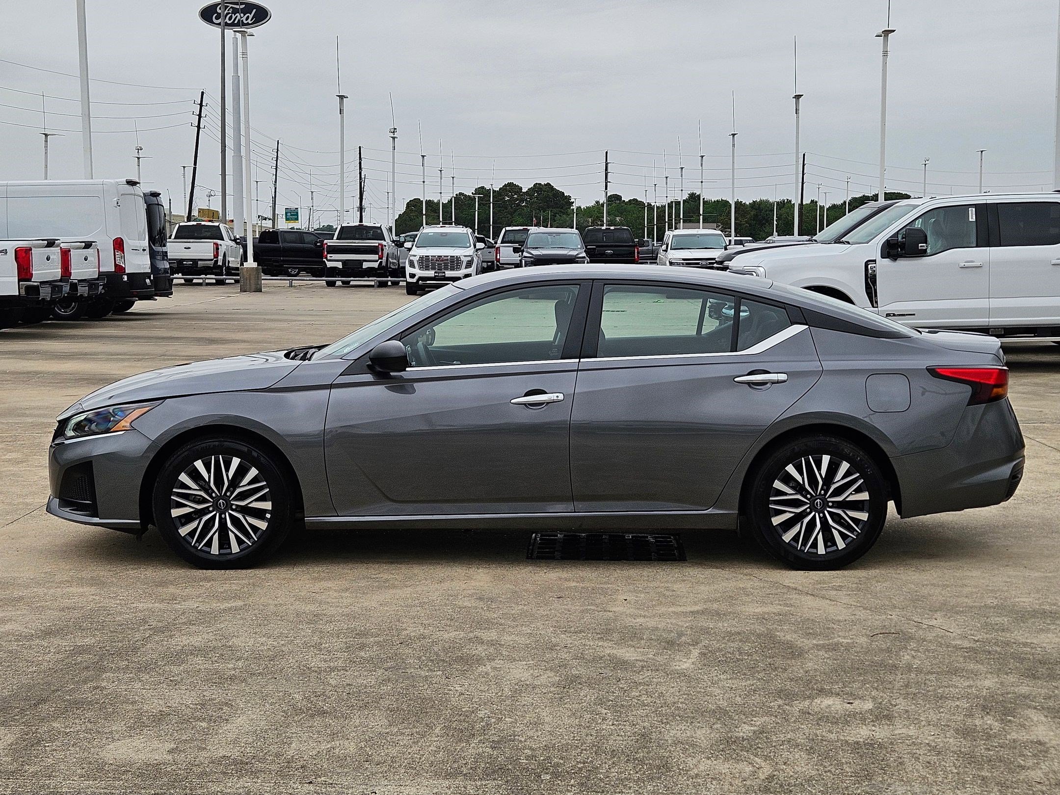 Used 2025 Nissan Altima 2.5 SV FWD image 9