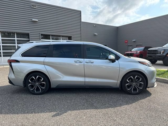 Used 2025 Toyota Sienna Platinum FWD image 4