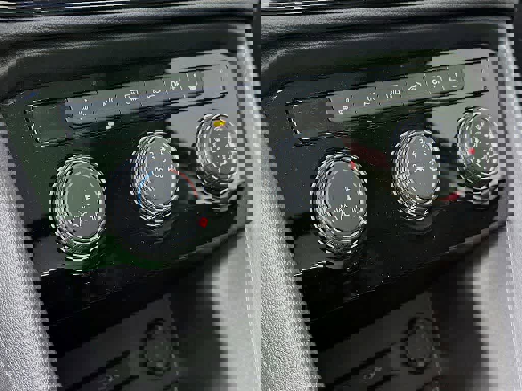 Used 2023 Volkswagen Taos SE w/ Panoramic Sunroof Package image 18