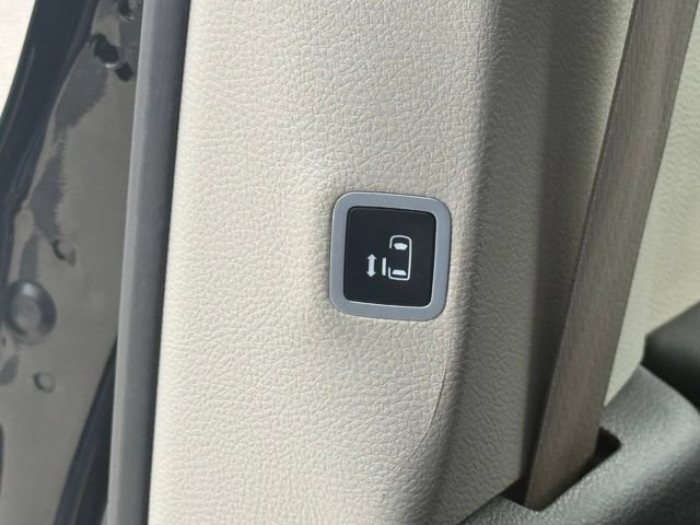 Used 2024 Chrysler Pacifica Touring-L FWD image 19