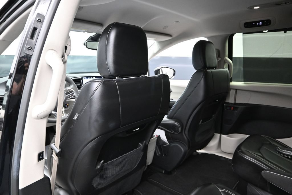 Used 2024 Chrysler Pacifica Touring-L FWD image 18