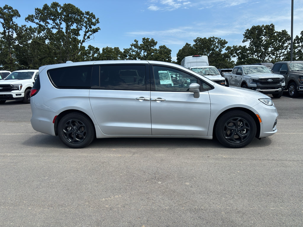 Used 2022 Chrysler Pacifica Limited w/ S Appearance Package FWD image 5