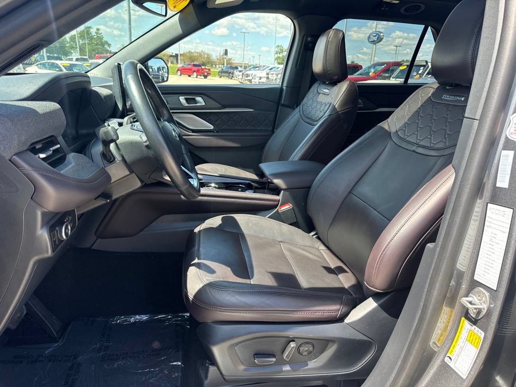 Certified 2025 Ford Explorer Platinum w/ LUX Leather Package AWD/4WD image 4