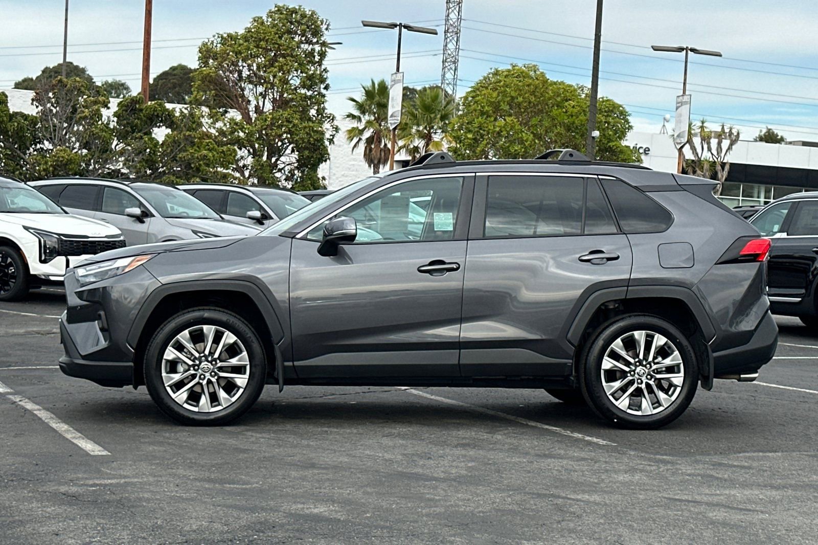 Used 2023 Toyota RAV4 XLE Premium image 2