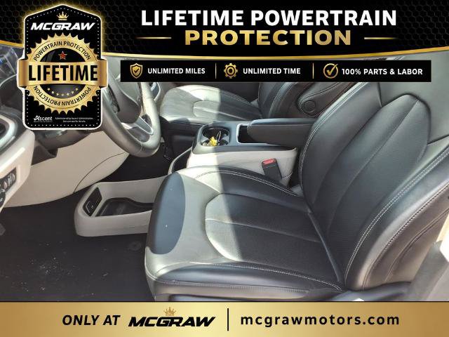 Used 2023 Chrysler Pacifica Touring-L FWD image 11