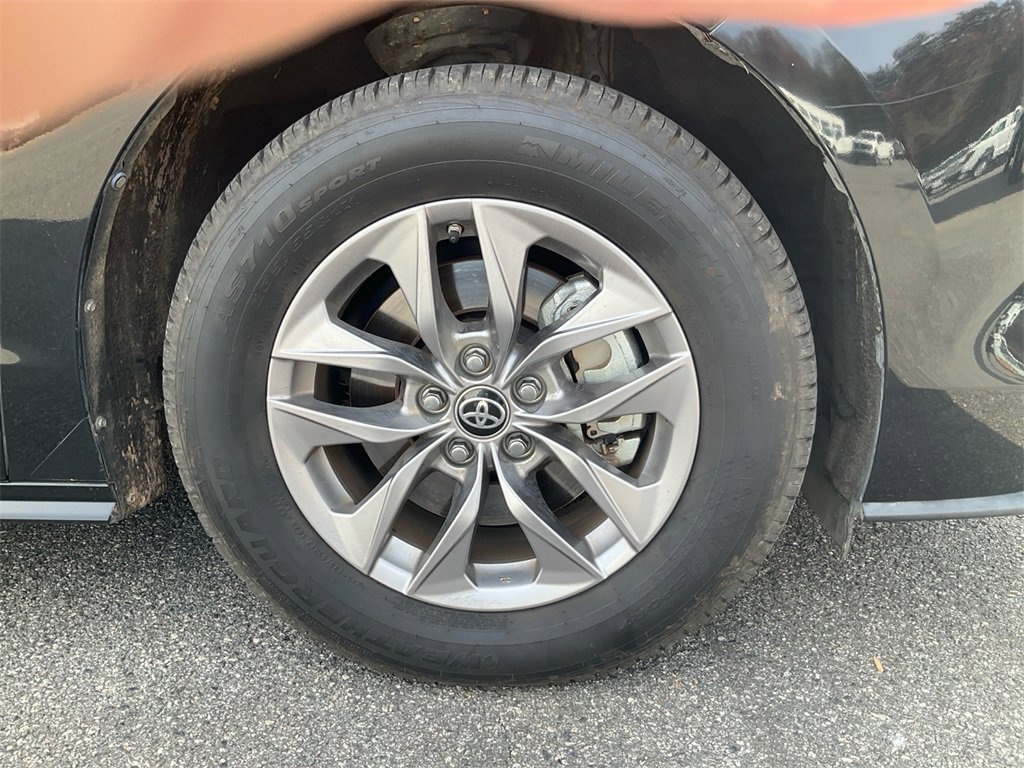 Used 2021 Toyota Sienna XLE image 17