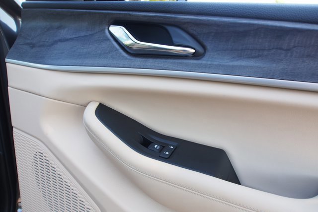 Used 2024 Jeep Grand Cherokee L Limited w/ Black Appearance Package image 13