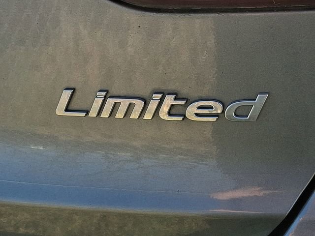 Used 2017 Hyundai Elantra Limited w/ Limited Tech Package 04 image 7