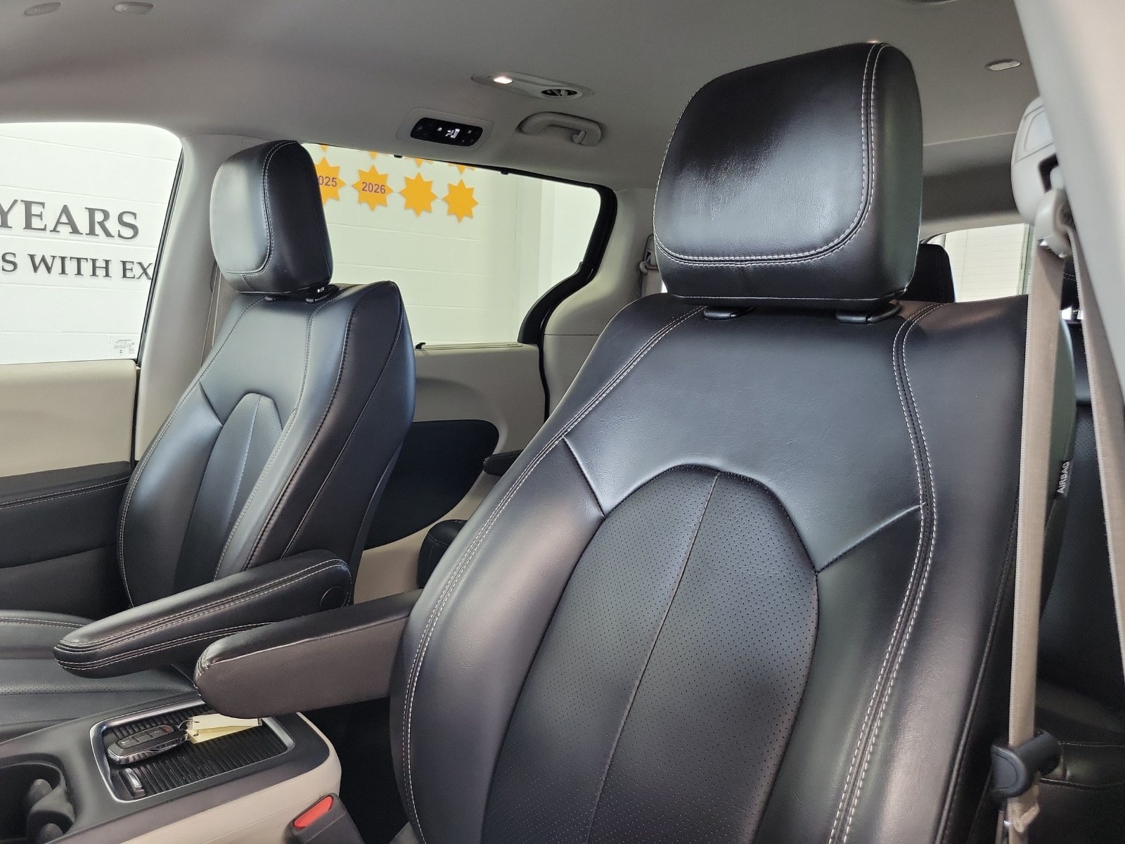 Used 2023 Chrysler Pacifica Touring-L FWD image 11