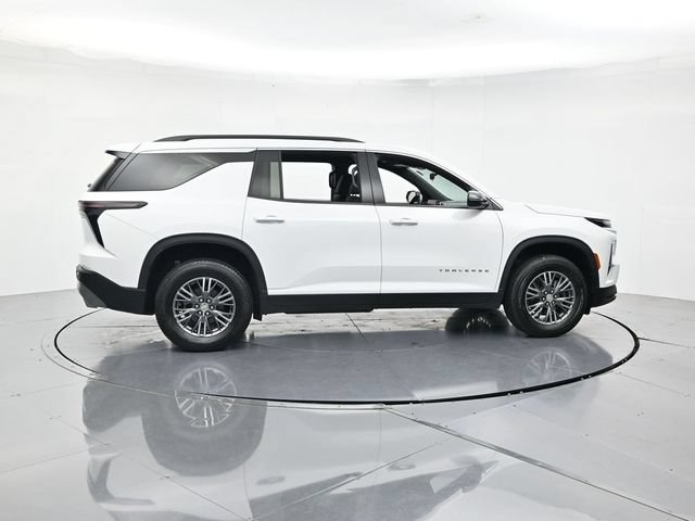Used 2025 Chevrolet Traverse LT FWD image 2