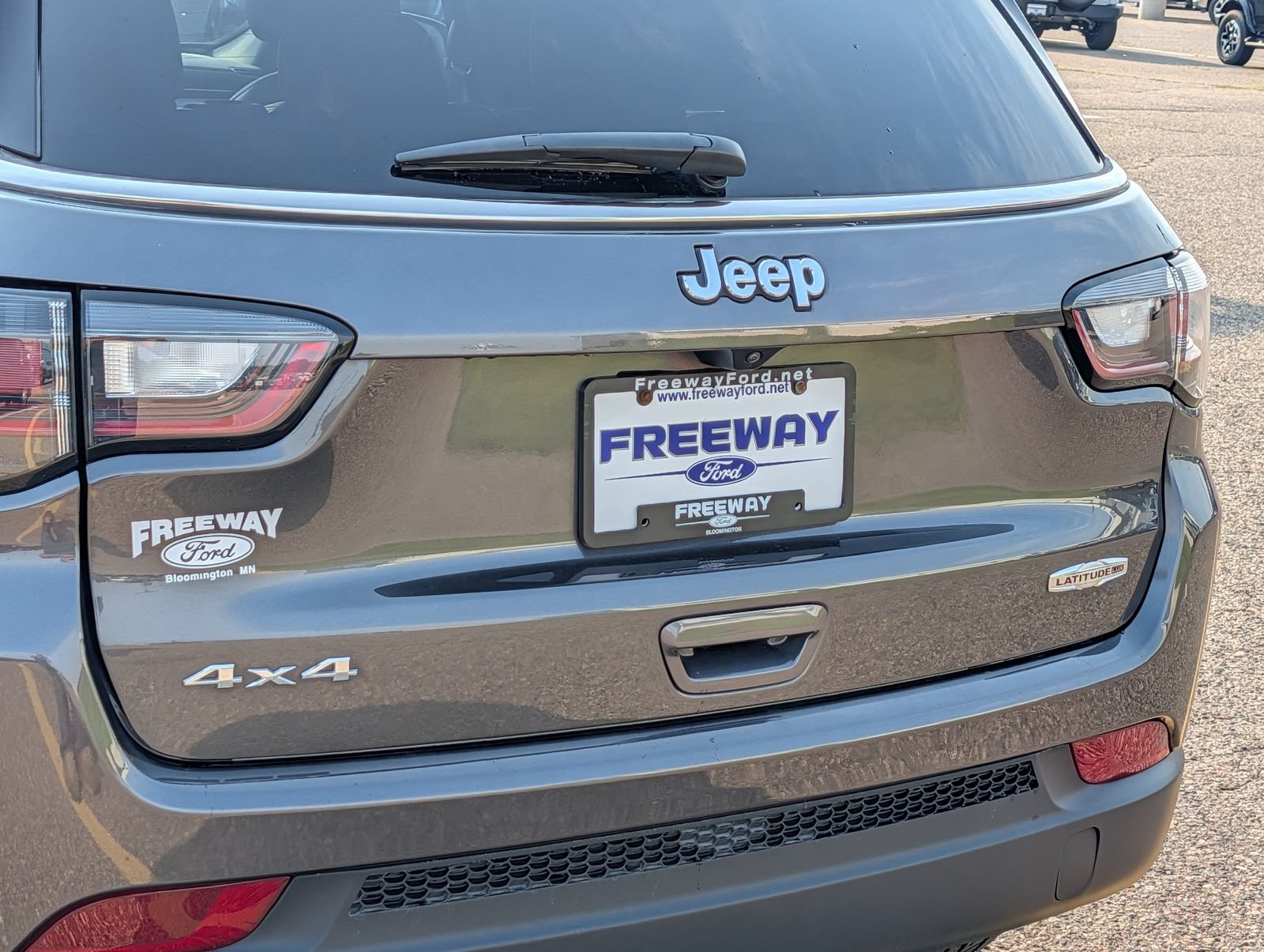 Used 2023 Jeep Compass Latitude w/ Sun and Sound Group AWD/4WD image 16