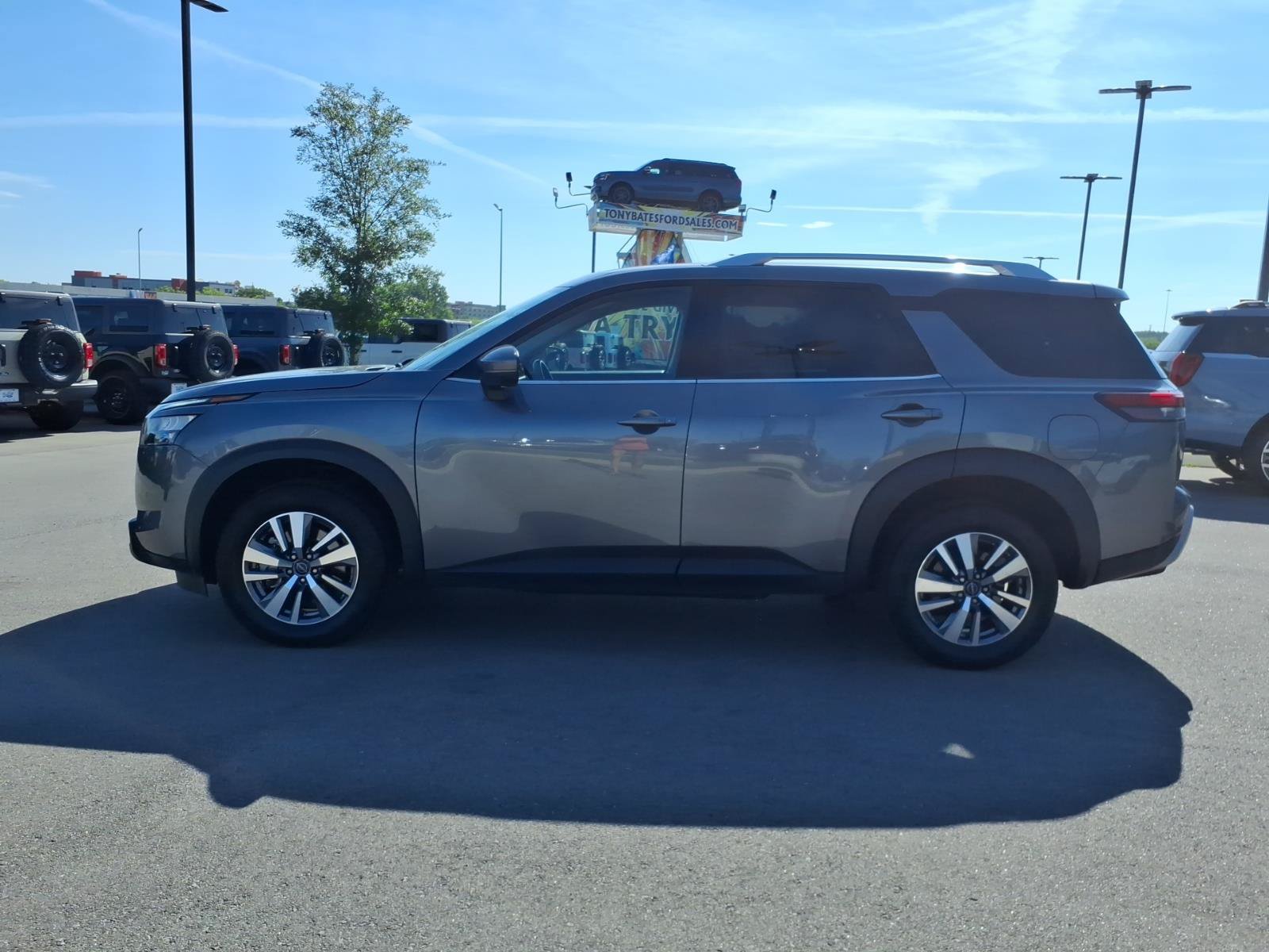 Used 2025 Nissan Pathfinder SL FWD image 6