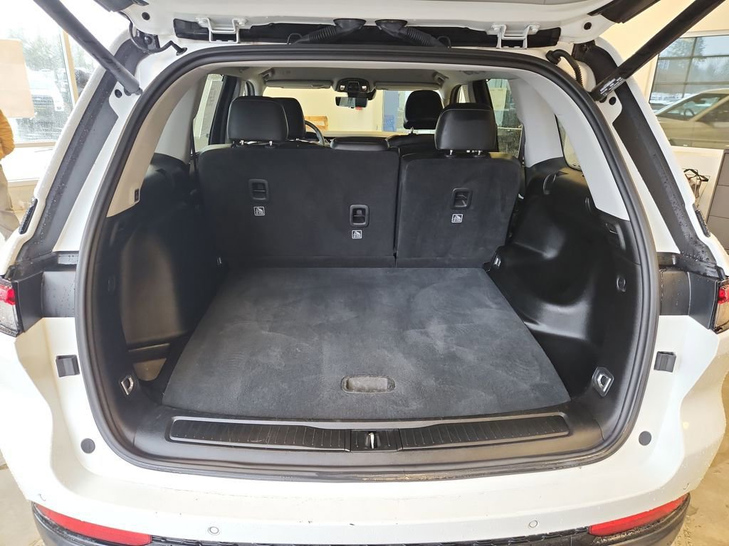 Used 2023 Jeep Grand Cherokee Limited w/ Luxury Tech Group II image 33