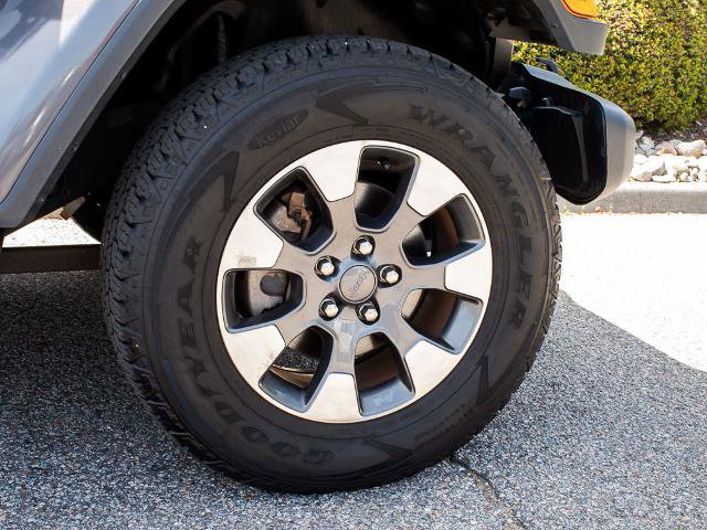 Used 2018 Jeep Wrangler Unlimited Sahara w/ Dual Top Group AWD/4WD image 8
