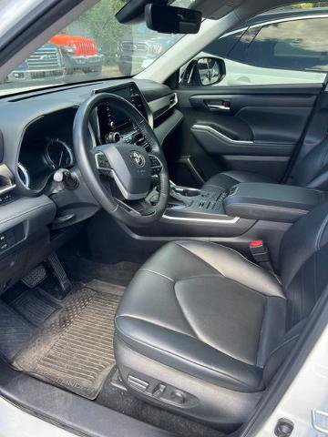 Used 2022 Toyota Highlander XLE AWD/4WD image 6