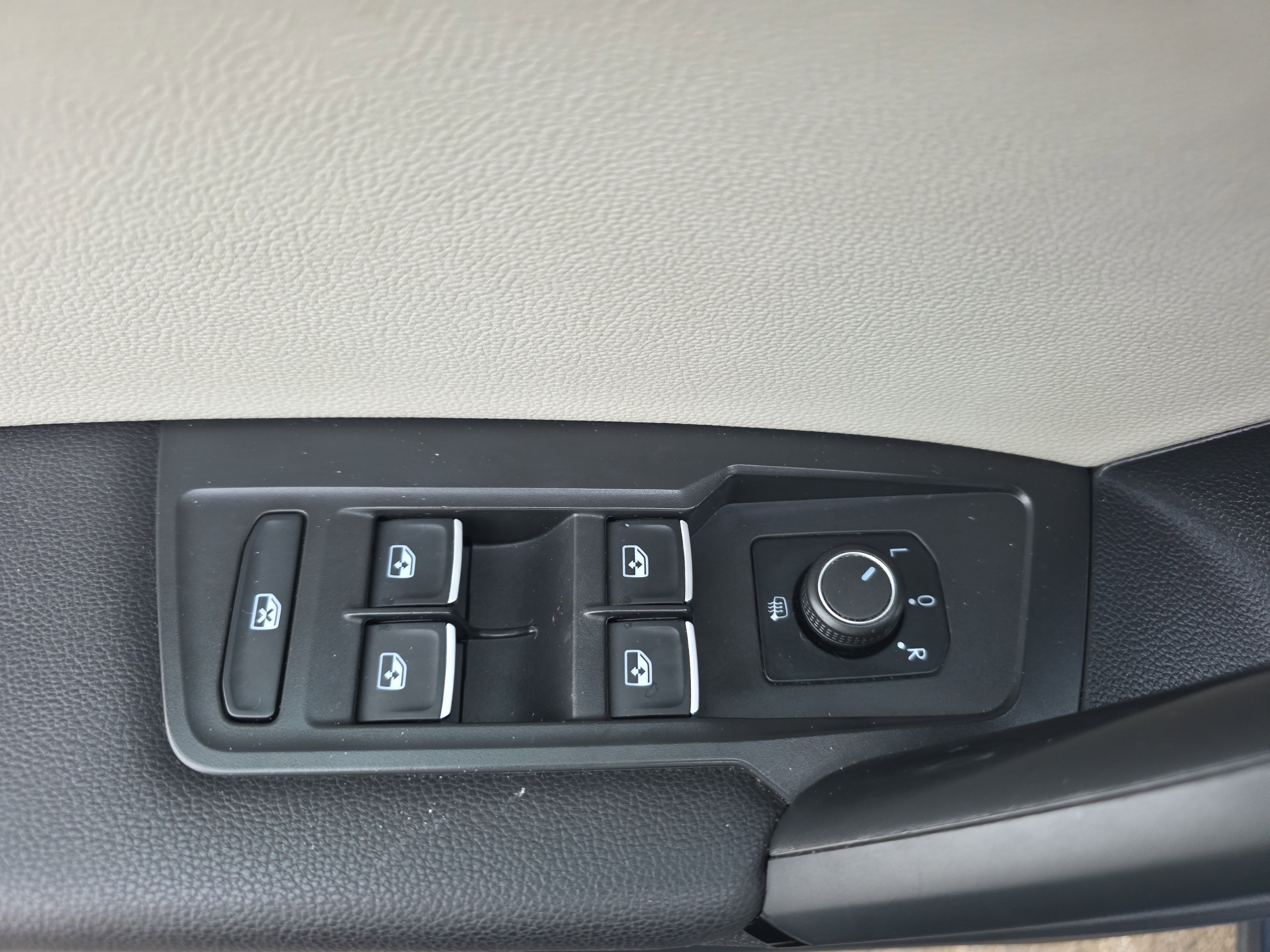 Used 2019 Volkswagen Tiguan SEL w/ 3rd Row Seat Package image 29