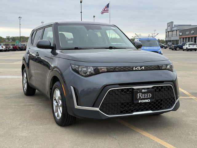 Used 2025 Kia Soul LX w/ LX Technology Package FWD image 2