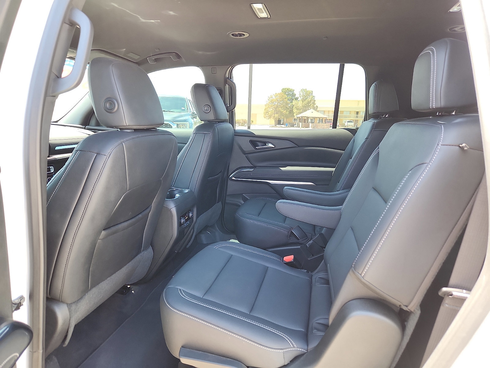 Used 2025 Chevrolet Traverse LT image 9