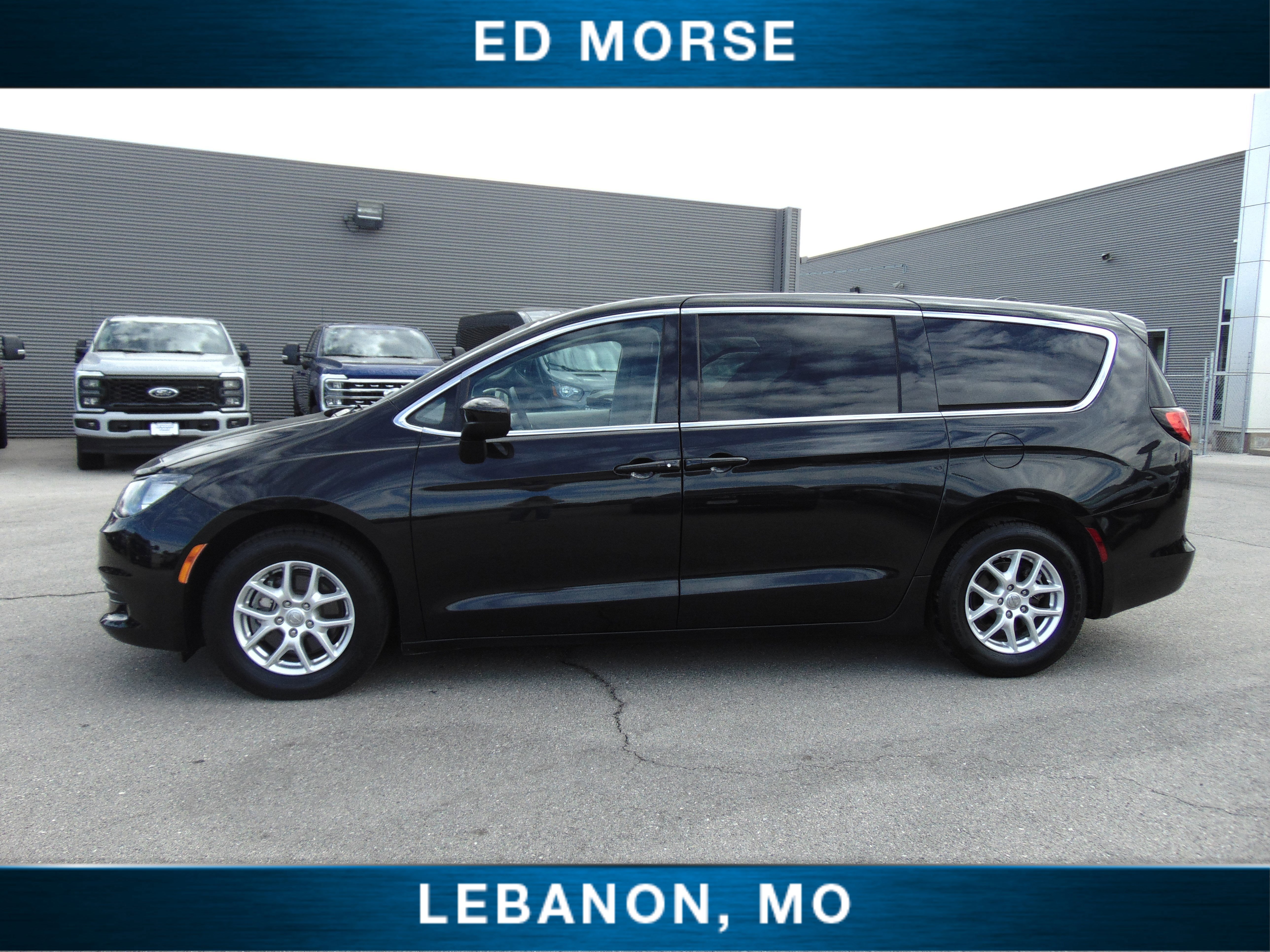 Used 2020 Chrysler Voyager LX image 2