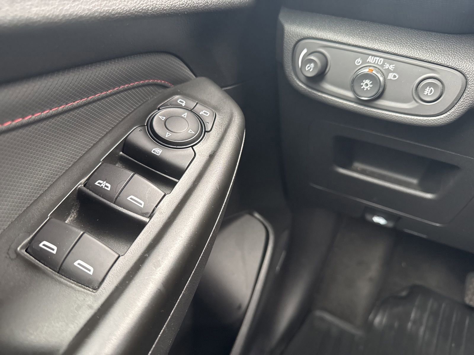 Used 2022 Chevrolet TrailBlazer RS w/ Technology Package image 28