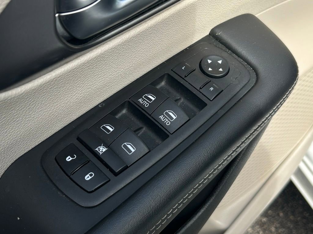 Used 2023 Chrysler Pacifica Touring-L FWD image 17
