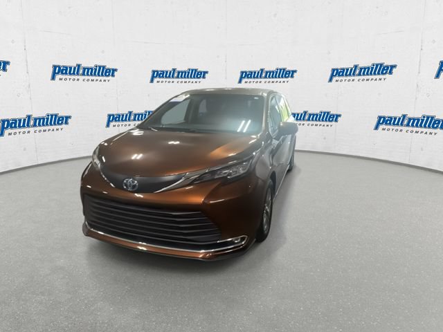 Used 2023 Toyota Sienna XLE FWD image 3