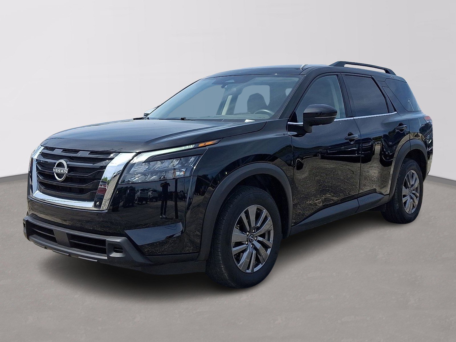 Used 2025 Nissan Pathfinder SV image 3