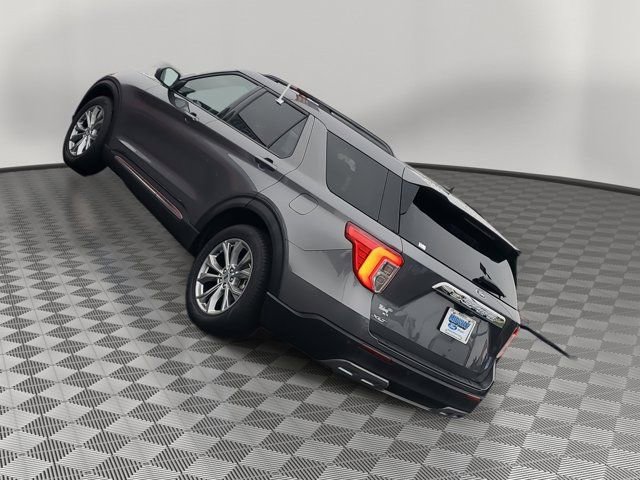 Certified 2022 Ford Explorer XLT w/ Equipment Group 202A image 4