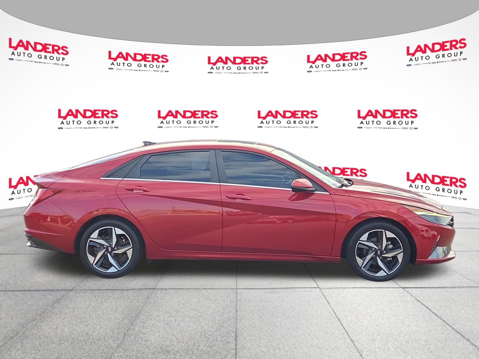 Used 2022 Hyundai Elantra SEL w/ Convenience + Premium Package FWD image 2